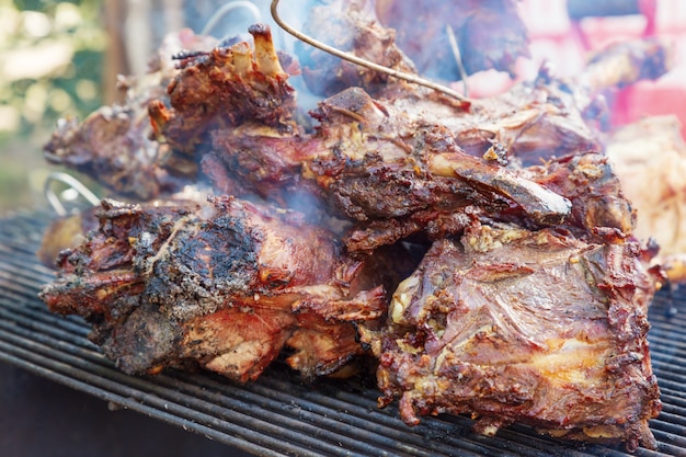 Lammfleisch im Tandoor während eines Pastetchens im Freien gebacken.