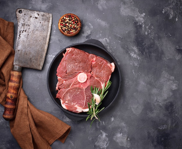 Lammfleisch mit Rosmarin, Gewürzen und Hackmesser.