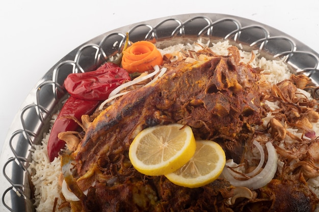 Lammkadaver mit Reisfest des beliebten saudischen Essens traditioneller saudischer Reis mit Fleisch gekocht