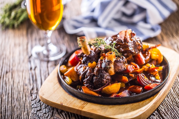 Lammkeule.Confit Lammkeule mit Kartoffelgemüse und Fassbier im Pub-Hotel oder Restaurant.