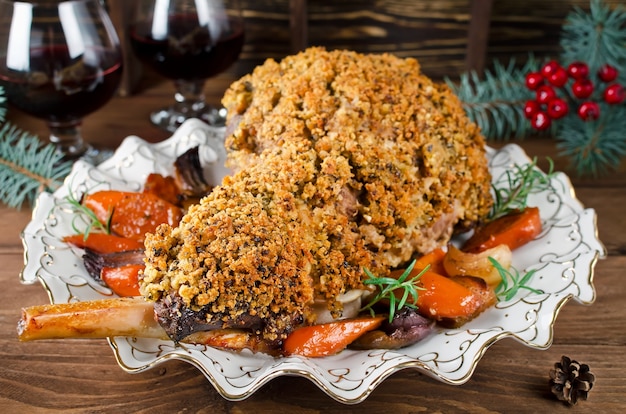 Lammkeule überbacken mit würziger Brotkruste