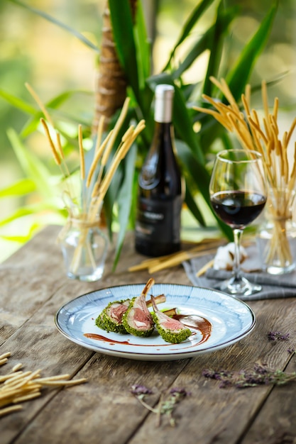 Lammkoteletts mit Kräuterkruste und welkem Spinat