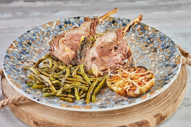 Lammrack Medium Rare gebacken mit grünen Bohnen und Knoblauch