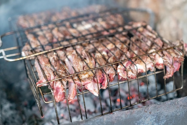 Lammrippchen, die über offenem Feuer gekocht werden, Nahaufnahme von Lammkoteletts, die ursprünglich aus Grillgrill gegrillt wurden