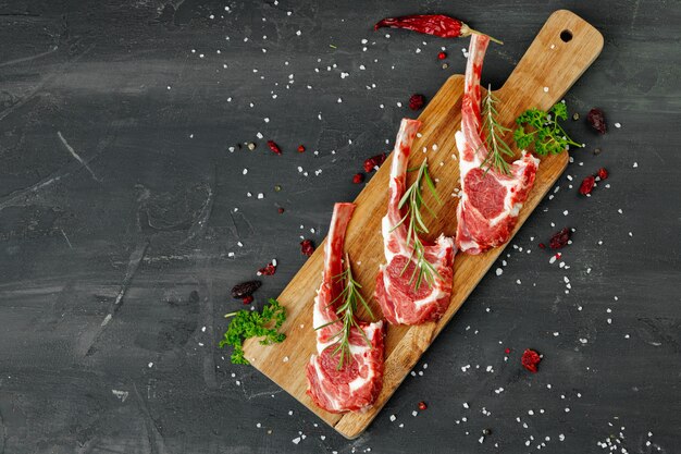 Lammrücken bereit zum Kochen auf dunklem Hintergrund, Nahaufnahme