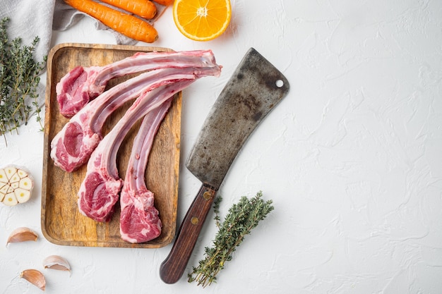 Lammrücken bereit zum Kochen mit Zutaten