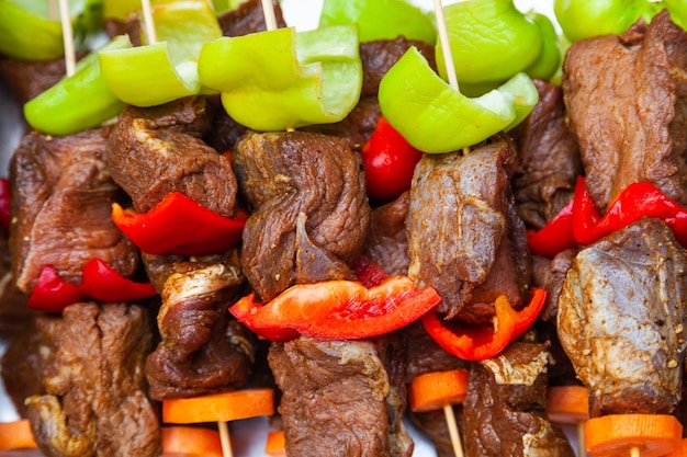 Lammspieße mit Salatpaprika auf Holzspießen in der Nähe