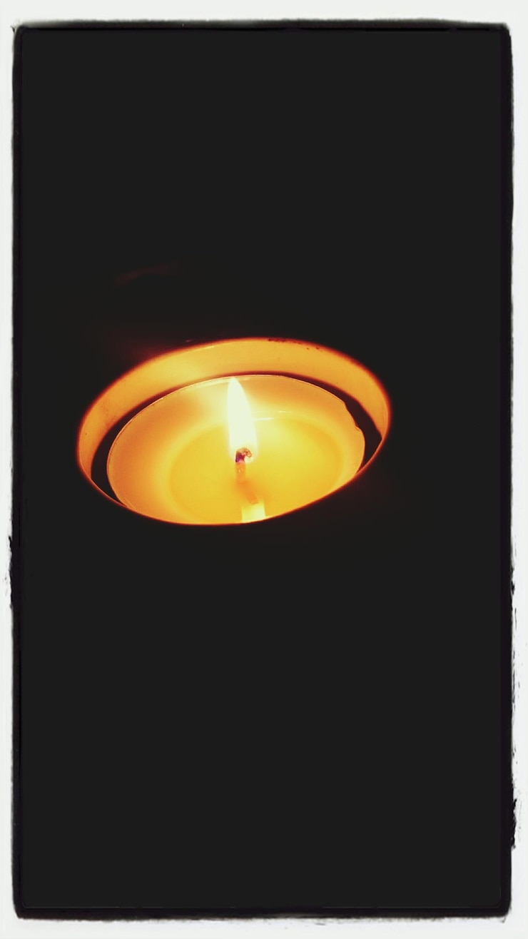 Foto lâmpada acesa à noite