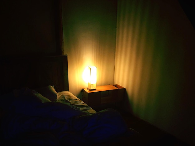 Lâmpada acesa no quarto em casa