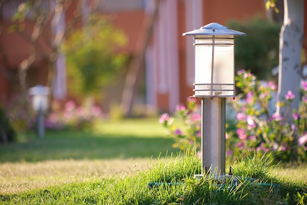 Lâmpada ao ar livre no gramado para iluminação de jardim no parque de verão