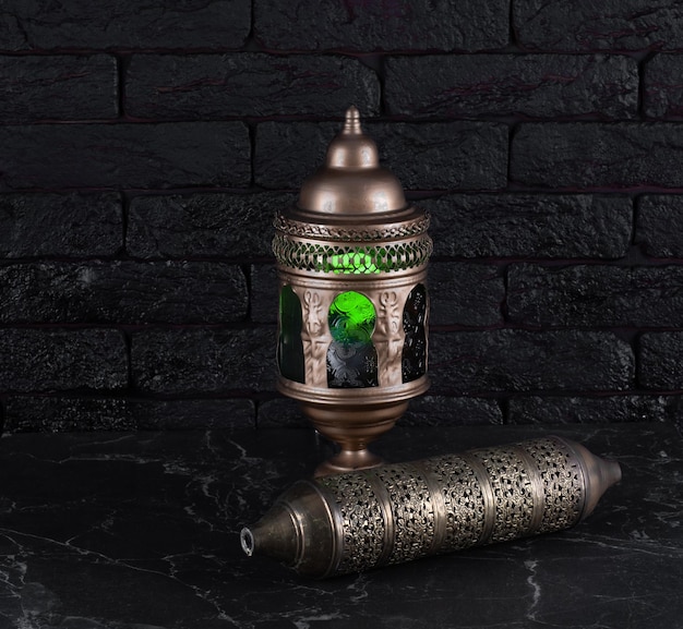 lâmpada árabe vintage em fundo preto