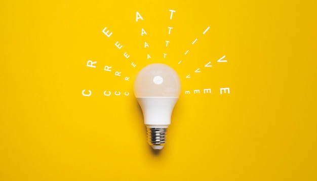 Lâmpada branca com fundo amarelo para pensamento criativo ideia para patente e resolução de problemas conceito de inovação