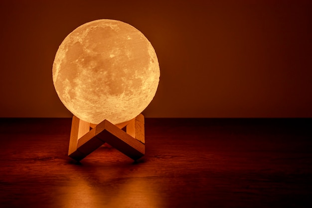 Foto lâmpada da lua na mesa