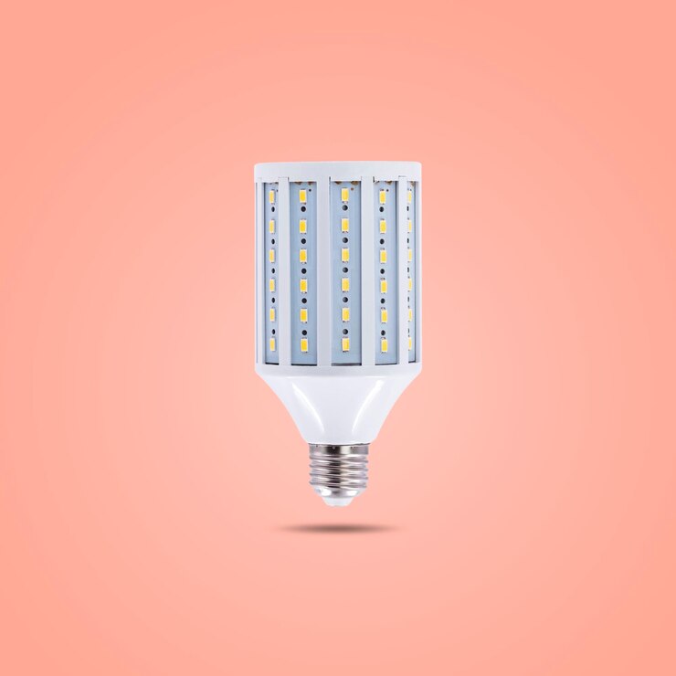 Foto lâmpada de economia de energia led 230v isolada em fundo de cor pastel laranja