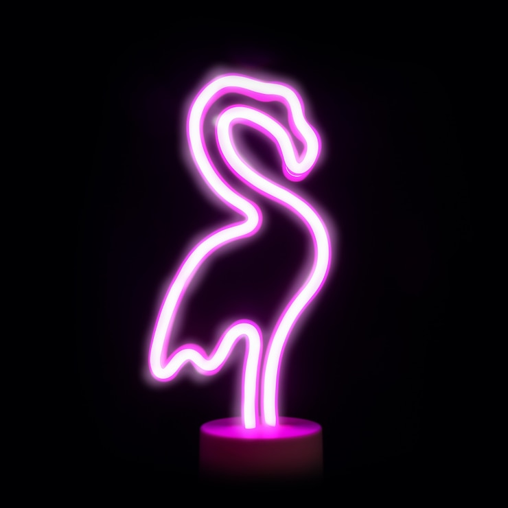 Foto lâmpada de led neon flamingo rosa isolada no preto.