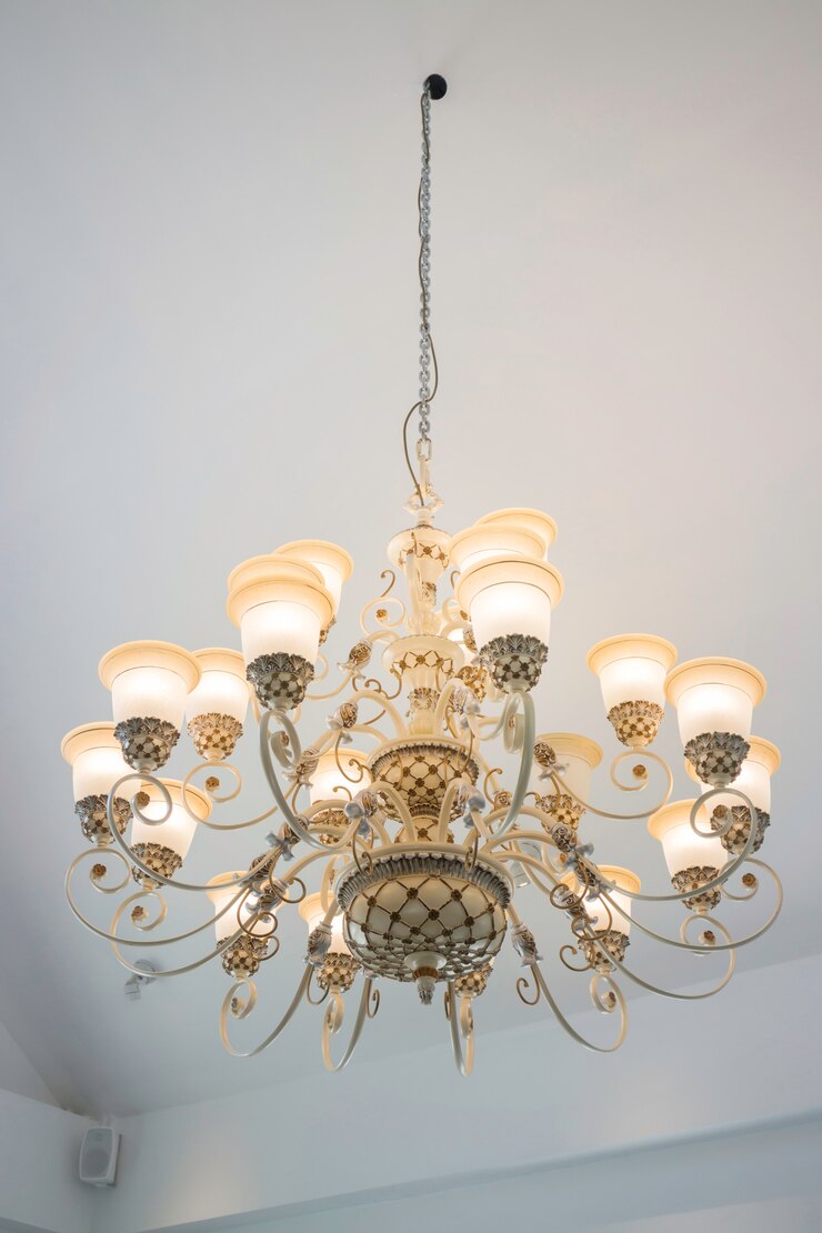 Lâmpada de lustre vintage no quarto escuro