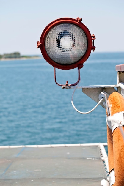 Lâmpada de luz forte e poderosa em uma foto de buracos de balsa e navio