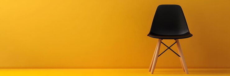 Foto lâmpada de mesa do lado direito com fundo amarelo panorâmico e espaço para copiar