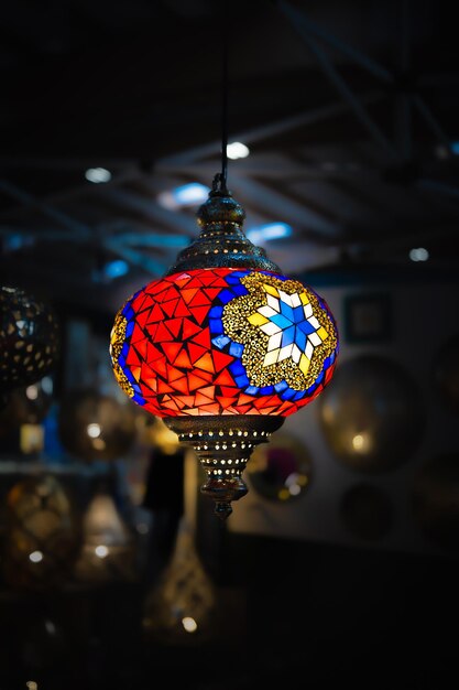 Lâmpada de mosaico turco com azulejos de vidro vermelho e azul radiantes