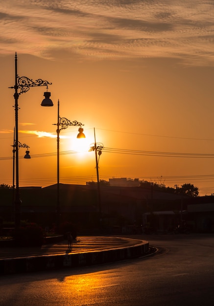 Lâmpada de rua com o nascer do sol