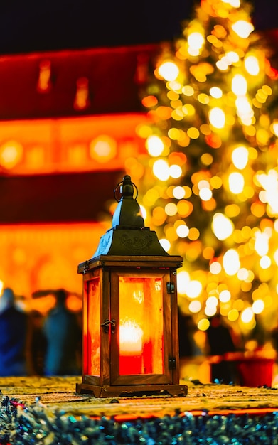 Lâmpada de rua com vela no mercado de Natal na praça Gendarmenmarkt em Winter Riga, Letônia. Decoração da Feira do Advento e Barracas com Artigos de Artesanato no Bazar. Rua letão Natal e feriado