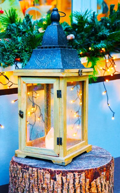 Lâmpada de rua com vela no mercado de Natal na praça Gendarmenmarkt em Winter Riga, Letônia. Decoração da Feira do Advento e Barracas com Artigos de Artesanato no Bazar. Rua letão Natal e feriado