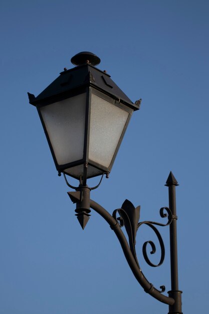 Lâmpada de rua contra o céu. desligar