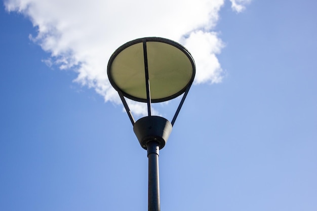 Lâmpada de rua contra o céu Lanterna para iluminar o parque durante o dia