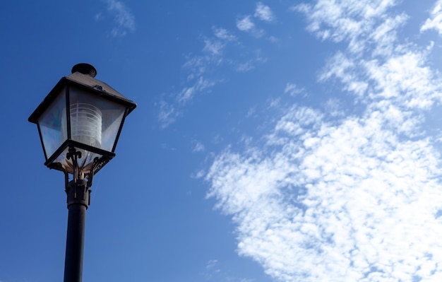 Foto lâmpada de rua na rua sobre um céu azul e um dia ensolarado