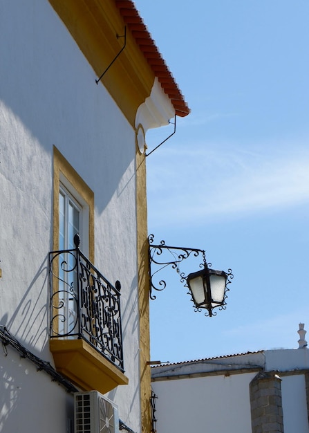 Lâmpada de rua vintage feita de metal preto pendurada na esquina da casa rural portuguesa Vila de Portugal