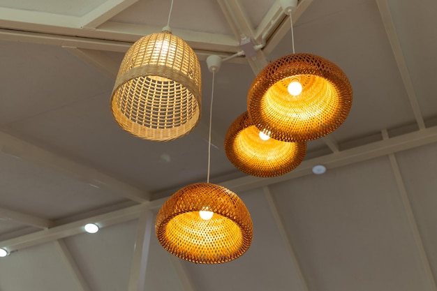 Foto lâmpada de teto concebida e tecida em bambu