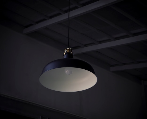 Foto lâmpada decorativa preta pendurada na decoração do teto no hotel