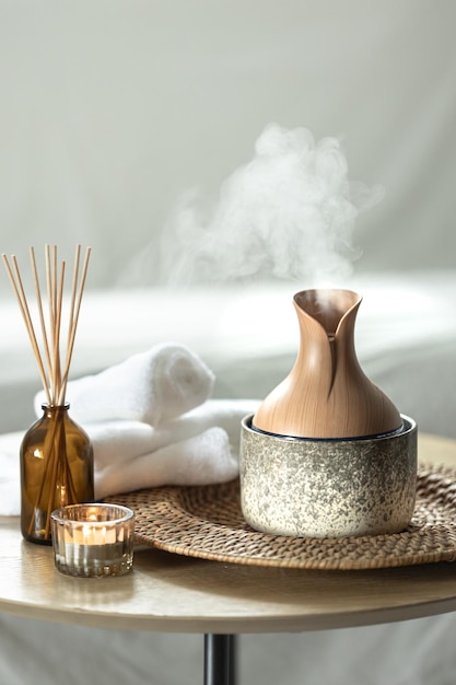 Lâmpada difusora de óleo de aroma com os pauzinhos de perfume e vela
