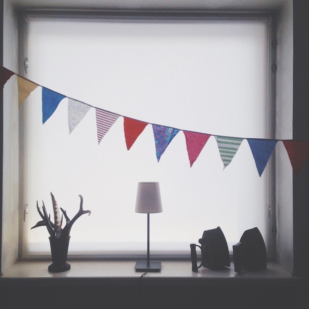 Foto lâmpada e decorações contra a janela
