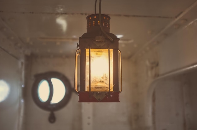 Lâmpada iluminada pendurada em um barco