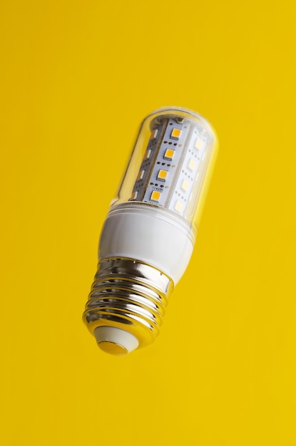 Lâmpada led SMD de economia de energia sobre fundo amarelo