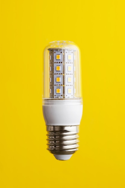 Foto lâmpada led smd de economia de energia sobre fundo amarelo