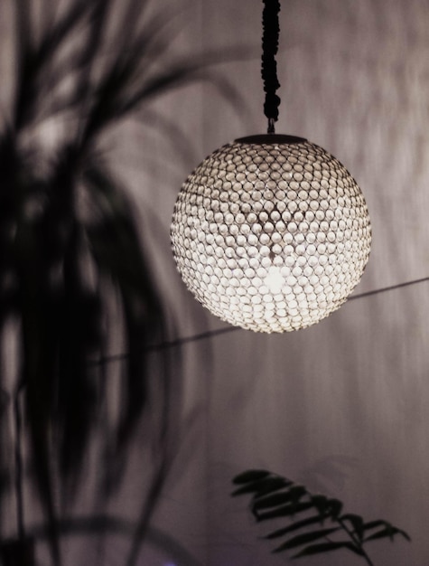 Foto lâmpada pendurada de designer feita com milhares de espelhos