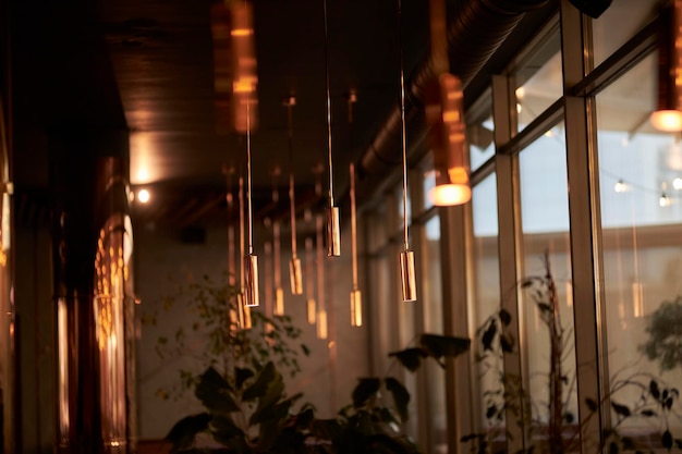 Lâmpadas alongadas no interior do restaurante Interior elegante