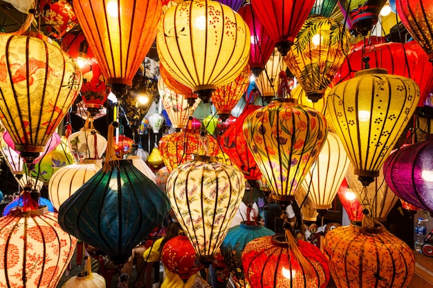 Lâmpadas chinesas penduradas no teto