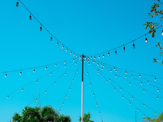 Lâmpadas com fio do poste no jardim ao ar livre