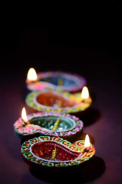 Lâmpadas de barro acesas durante a celebração do Festival da Luz Hindu da Índia, chamado Diwali