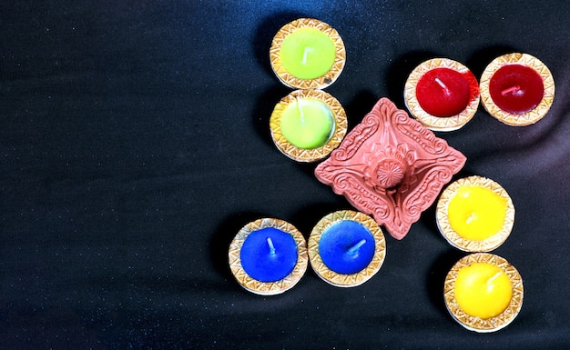 Lâmpadas de cera são usadas principalmente no festival indiano Diwali. Coleção de lâmpadas decorativas de cera