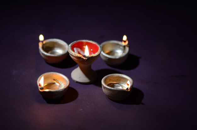 Lâmpadas de Clay Diya acesas durante a celebração do Festival da Luz Hindu Indiano, chamado Diwali