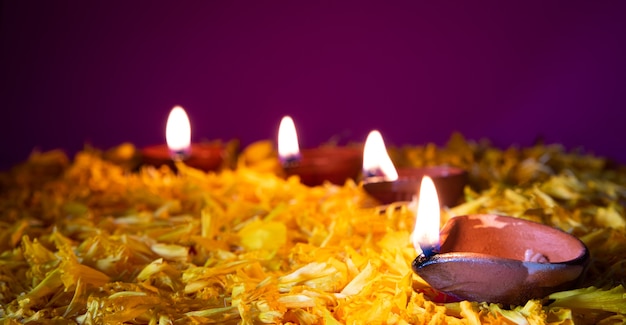 Lâmpadas de Clay Diya acesas durante o Dipavali, o festival hindu de celebração das luzes