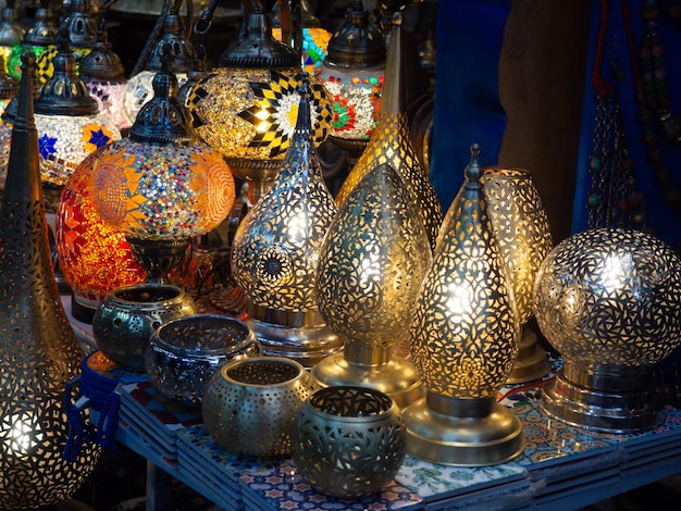 Lâmpadas de estilo marroquino no mercado tradicional da medina Luzes e lojas de souvenirs Marrakech
