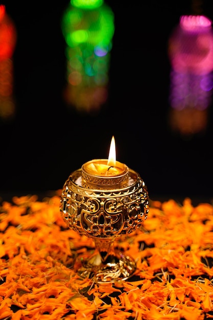 Lâmpadas de óleo tradicionais com decoração de flores para o festival indiano diwali.