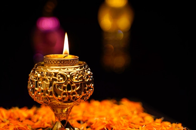 Lâmpadas de óleo tradicionais com decoração de flores para o festival indiano diwali.