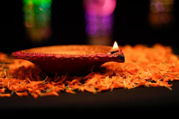 Lâmpadas de óleo tradicionais para o festival indiano diwali.