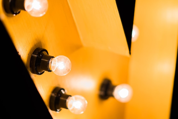Foto lâmpadas de pingue-pongue ou lâmpadas redondas que são adornadas na parede.